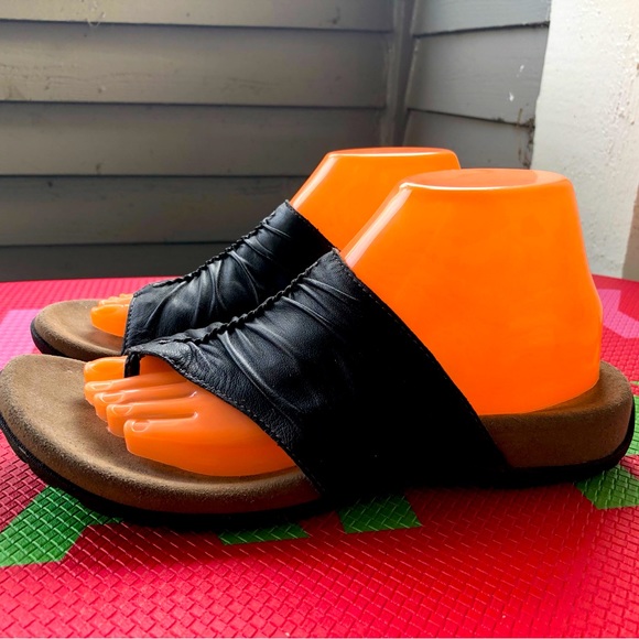 Taos Footwear Shoes Taos Gift 2 Womens Black Leather Thong Flipflop